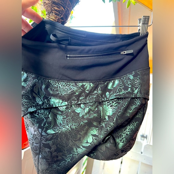 NWOT Lululemon “Speed Up short” 4”, logo Flourish Black iridescent foil, size 4 - Picture 8 of 17